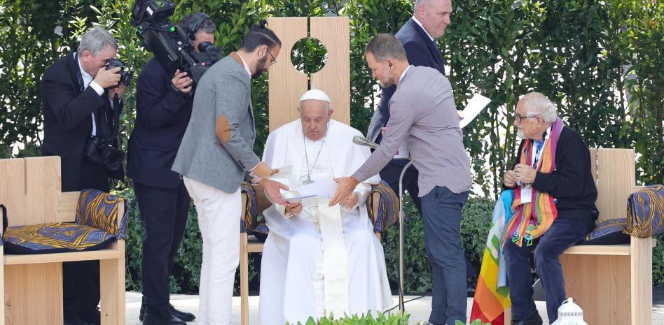 El papa abraza a israelí y a palestino que perdieron familiares en la guerra