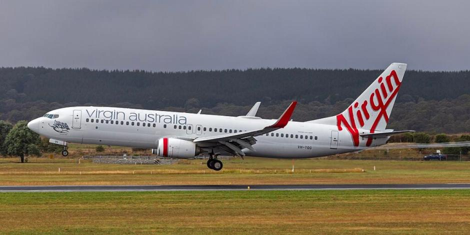 Pasajero corre sin ropa por pasillos de avión; lo detienen tras aterrizaje de emergencia