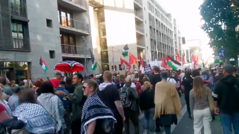 Miles de manifestantes convergen en Berlín para demandar un fin urgente al sufrido conflicto en Gaza y promover la paz en el Mediterráneo oriental.